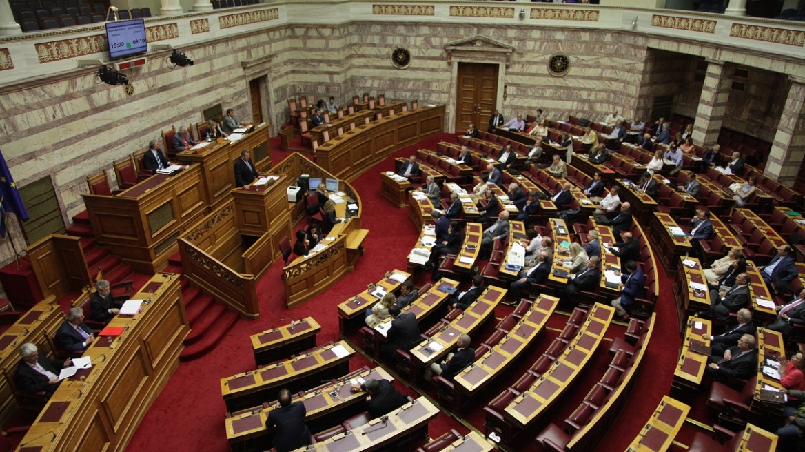 Βουλή: Πώς οι παλαιοί «αντιμνημονιακοί» υπερασπίζονται το Μνημόνιο